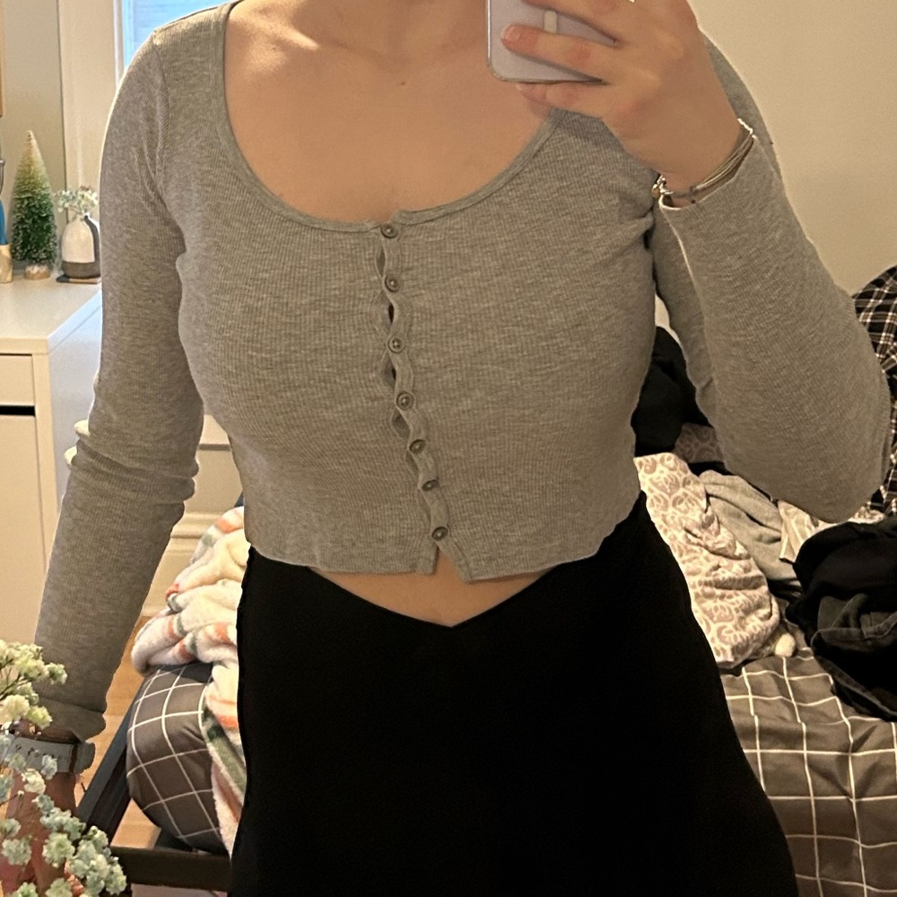BRANDY MELVILLE LONG SLEEVE CROP TOP